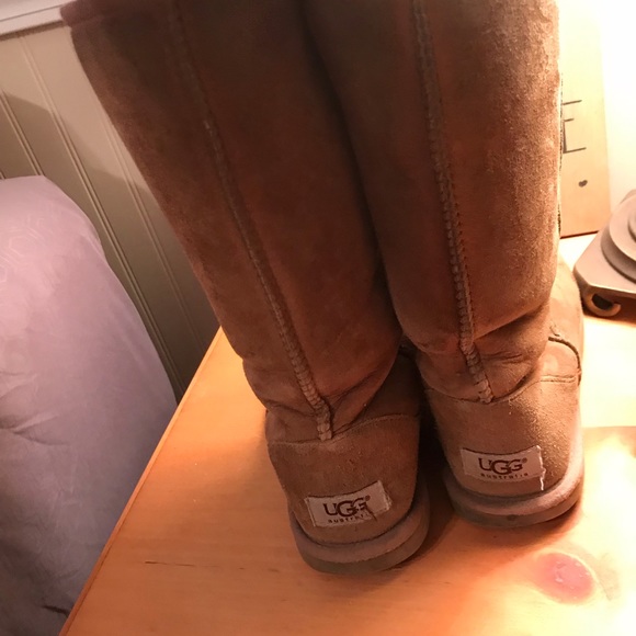 Used UGGS - Picture 3 of 4